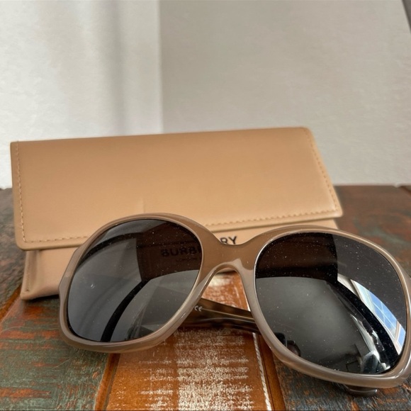 Burberry Sunglasses - Picture 9 of 10
